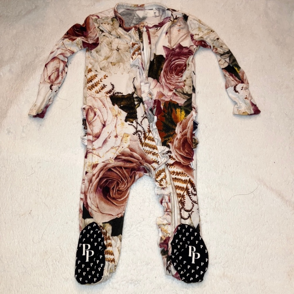 Posh Peanut “Black Rose” LS Ruffled Footie Pajama 3-6 months EUC